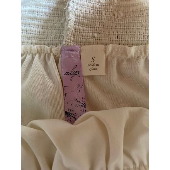 Alya women's fully laced skirt with scalloped hem. Stretchy waist band. Size S - Picture 2 of 5